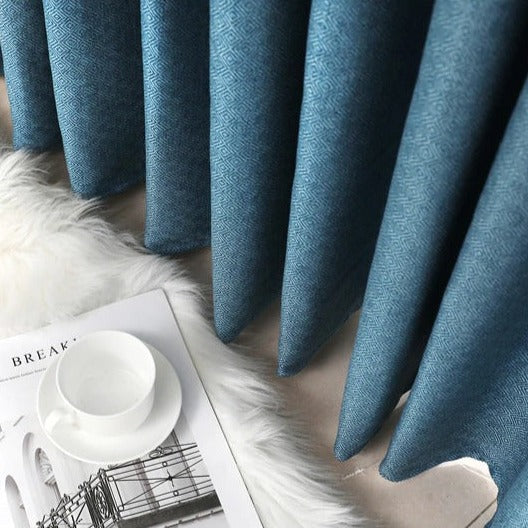 Niebieska zasłona w stylu skandynawskim