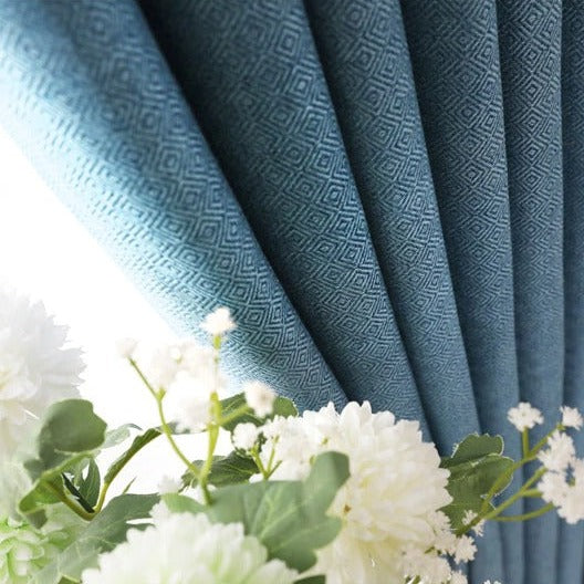 Niebieska zasłona w stylu skandynawskim