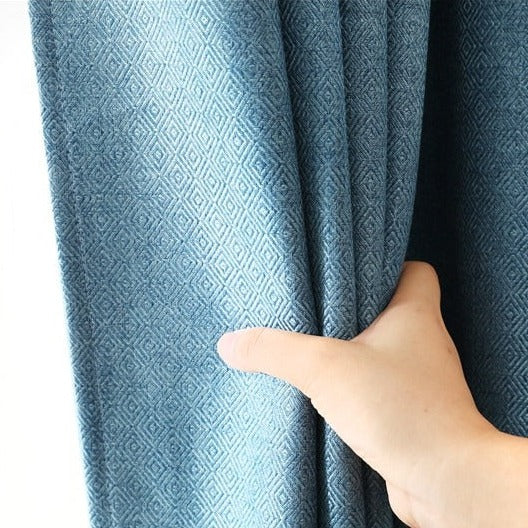 Niebieska zasłona w stylu skandynawskim