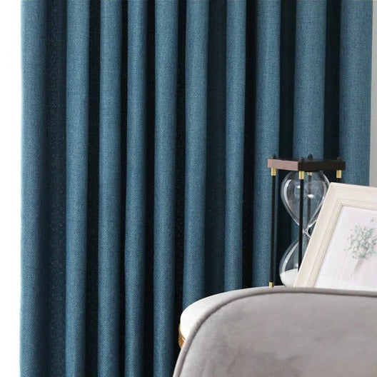 Niebieska zasłona w stylu skandynawskim