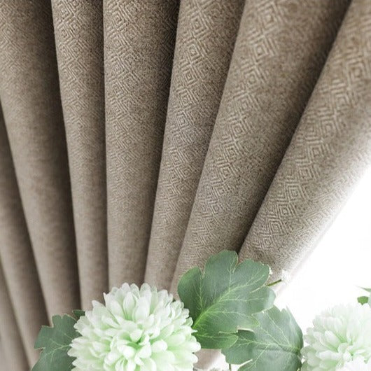 Ciemnobeżowa gładka zasłona do salonu