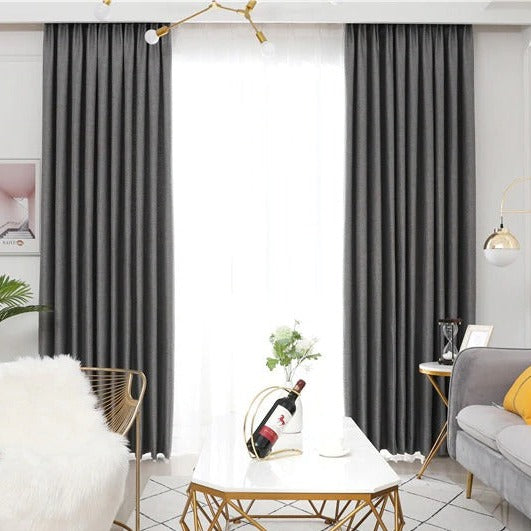 Szara zasłona o splocie płóciennym