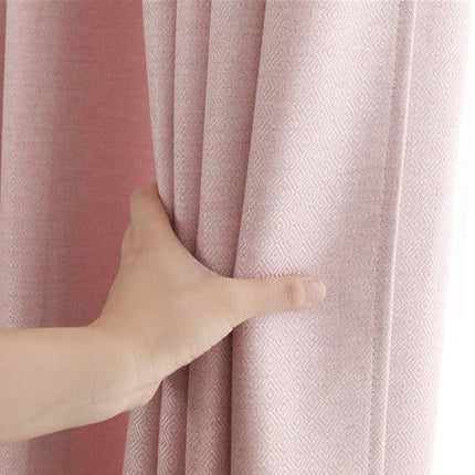 Różowa zasłona o strukturze diamentu