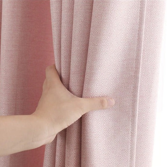 Różowa zasłona o strukturze diamentu