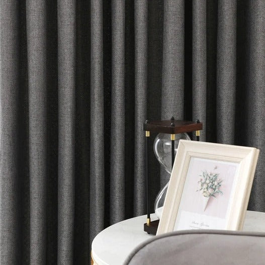 Szara zasłona o splocie płóciennym