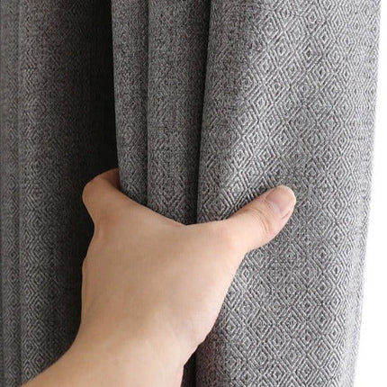 Szara zasłona o splocie płóciennym