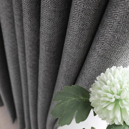 Szara zasłona o splocie płóciennym