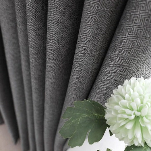 Szara zasłona o splocie płóciennym