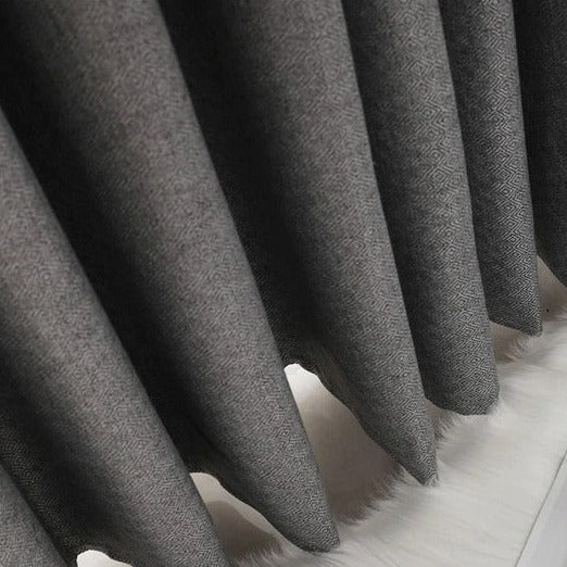 Szara zasłona o splocie płóciennym