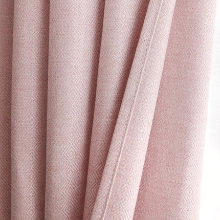 Różowa zasłona o strukturze diamentu