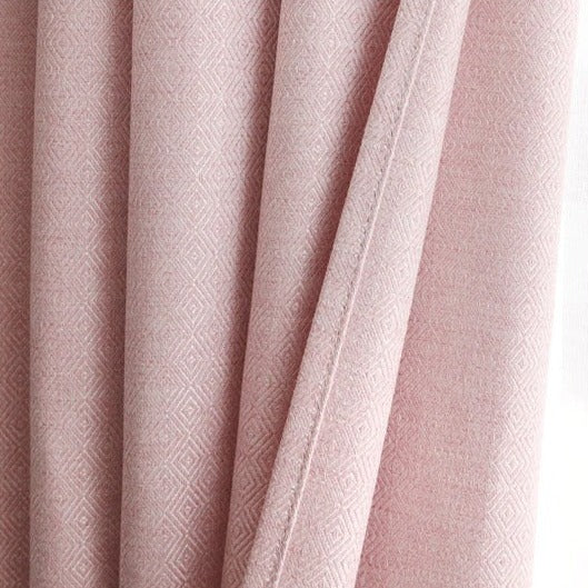 Różowa zasłona o strukturze diamentu