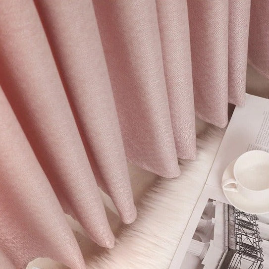 Różowa zasłona o strukturze diamentu