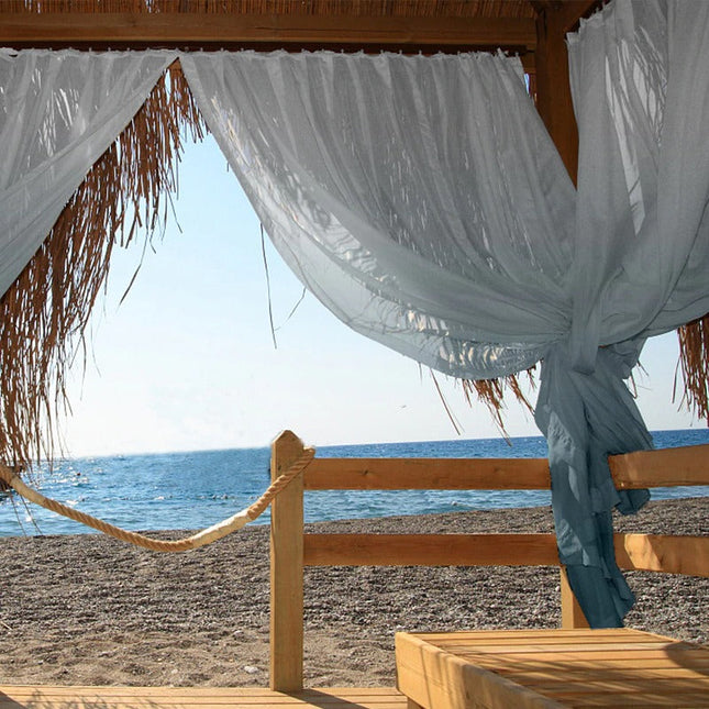 Turkusowa zewnętrzna zasłona cieniowana na balkon.