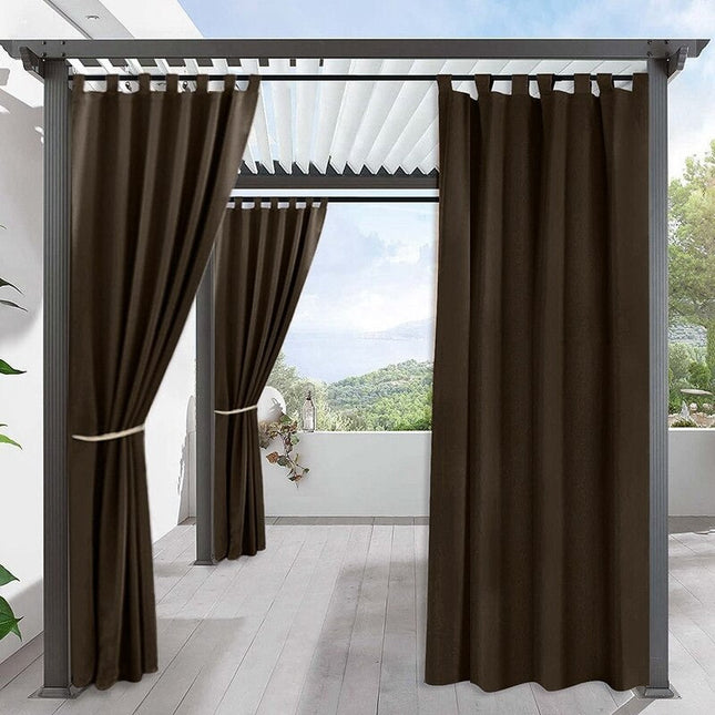 Brązowa wodoodporna zasłona na pergolę na szelkach.