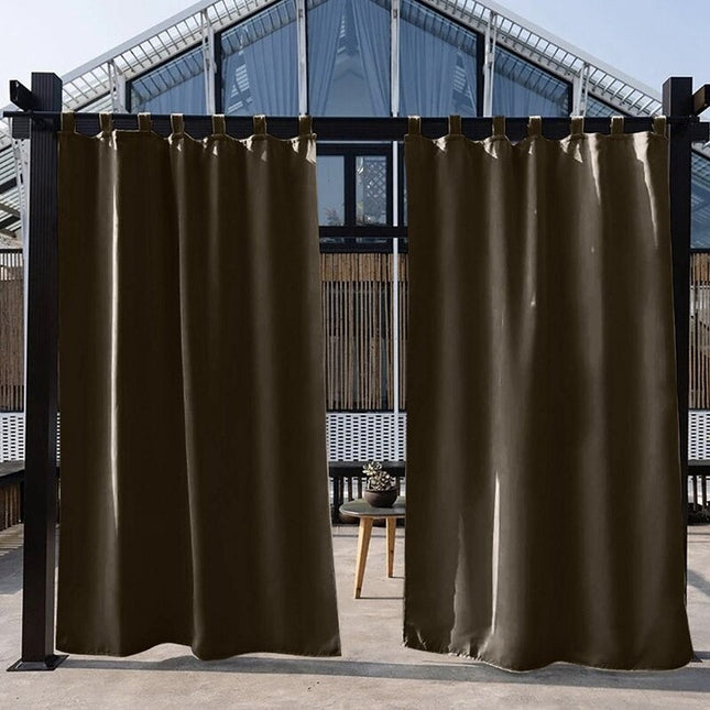 Brązowa wodoodporna zasłona na pergolę na szelkach.