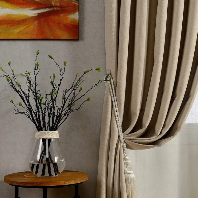 Gładka beżowa zasłona zaciemniająca na przelotkach.