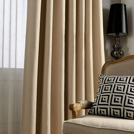 Gładka beżowa zasłona zaciemniająca na przelotkach.