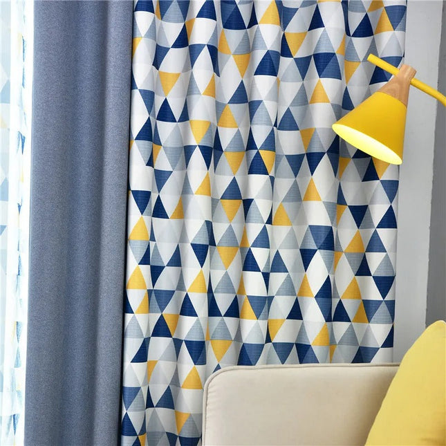 Zaciemniająca zasłona w geometryczne wzory