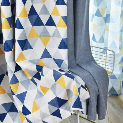 Zaciemniająca zasłona w geometryczne wzory