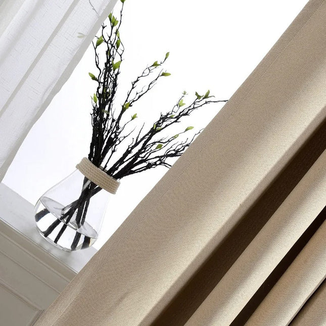 Gładka beżowa zasłona zaciemniająca na przelotkach.