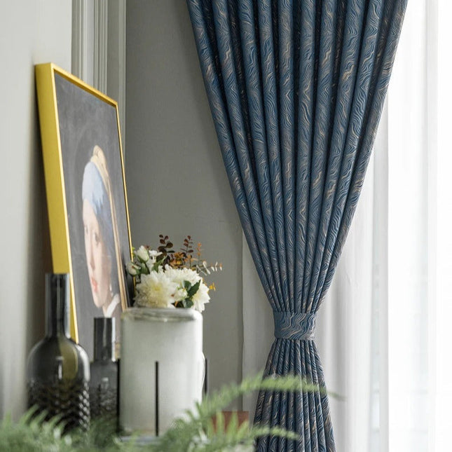 Granatowa zasłona zaciemniająca do salonu