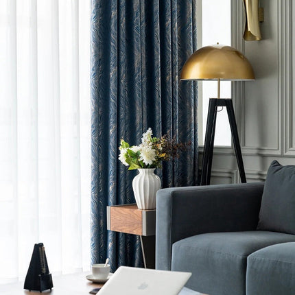 Granatowa zasłona zaciemniająca do salonu