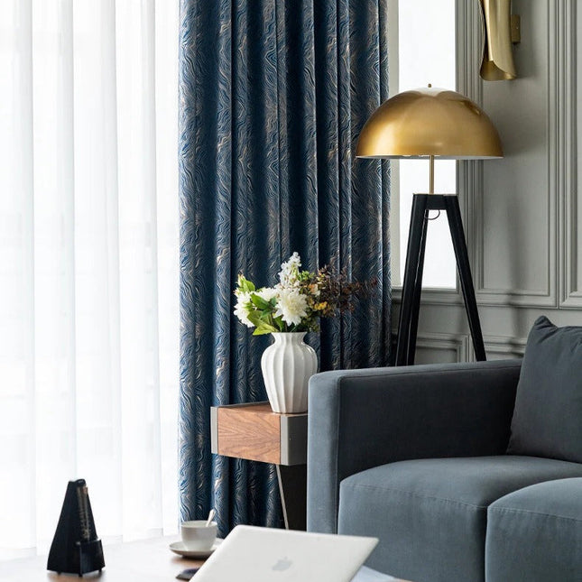 Granatowa zasłona zaciemniająca do salonu