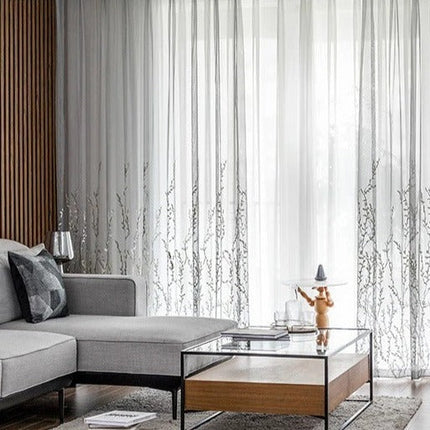 Delikatna firana w haftowane gałązki