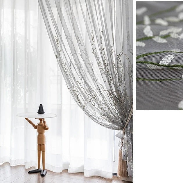 Delikatna firana w haftowane gałązki
