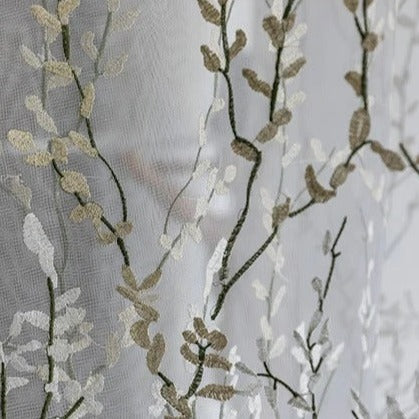 Delikatna firana w haftowane gałązki