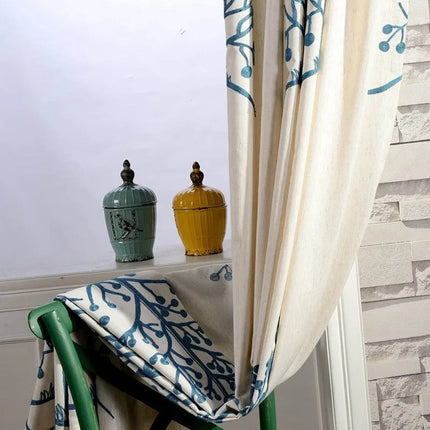 Lniana zasłona zaciemniająca z haftem.