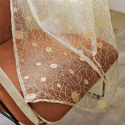 Brązowa firana z haftem na przelotkach