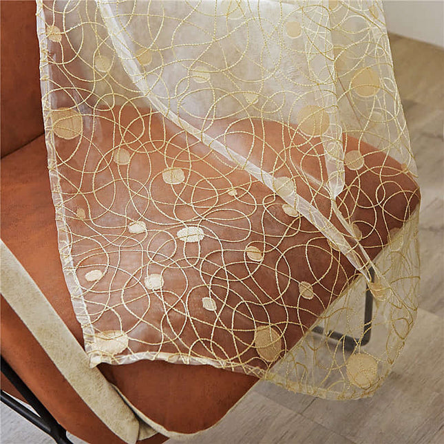 Brązowa firana z haftem na przelotkach