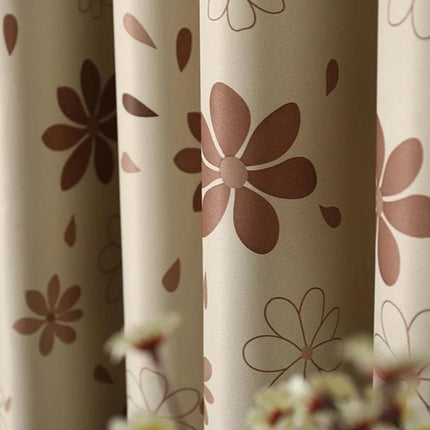 Beżowa zasłona zaciemniająca w brązowe kwiaty