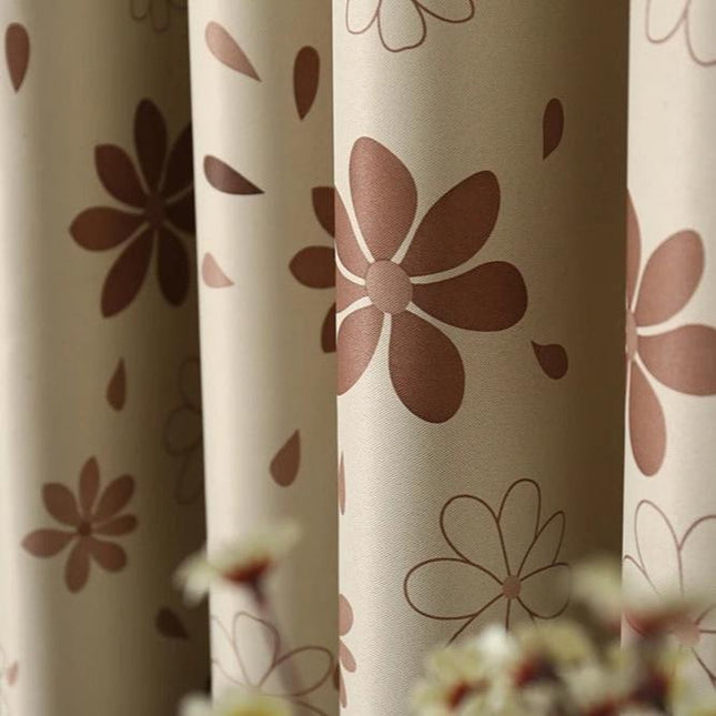 Beżowa zasłona zaciemniająca w brązowe kwiaty