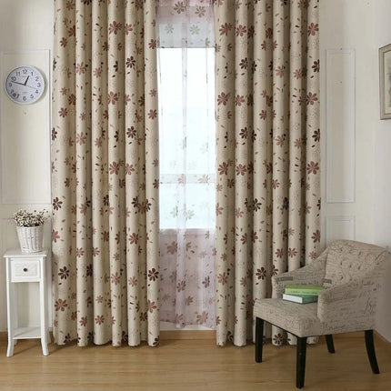 Beżowa zasłona zaciemniająca w brązowe kwiaty