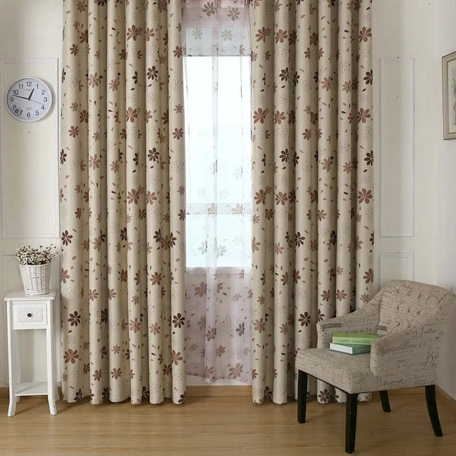 Beżowa zasłona zaciemniająca w brązowe kwiaty