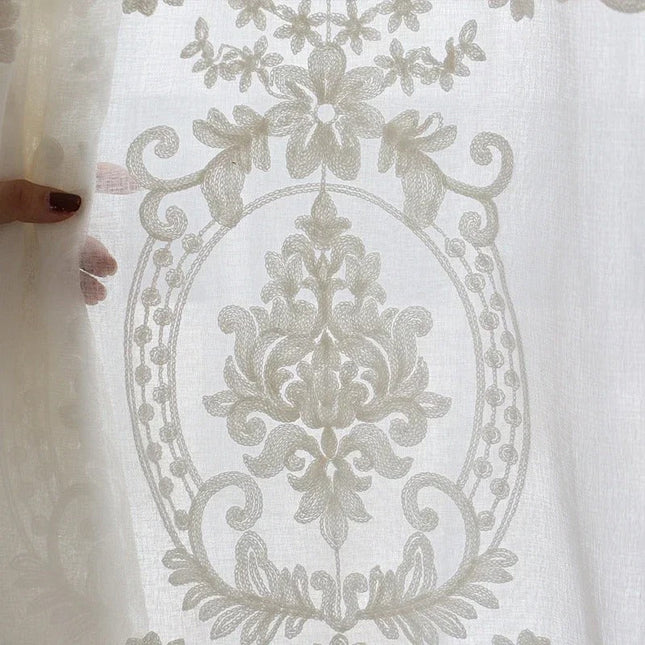 Elegancka firana z klasycznym haftem