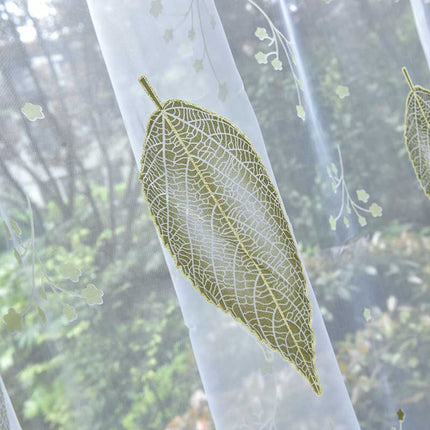 Delikatna firana w zielone liście