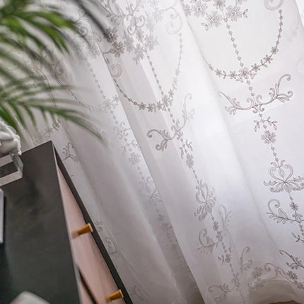 Elegancka firana z klasycznym haftem