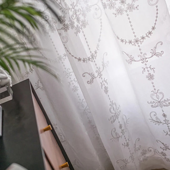 Elegancka firana z klasycznym haftem