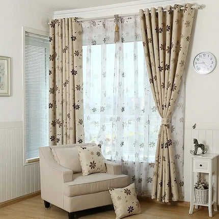 Beżowa zasłona zaciemniająca w brązowe kwiaty