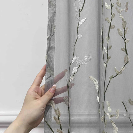 Delikatna firana w haftowane gałązki