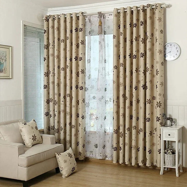 Beżowa zasłona zaciemniająca w brązowe kwiaty