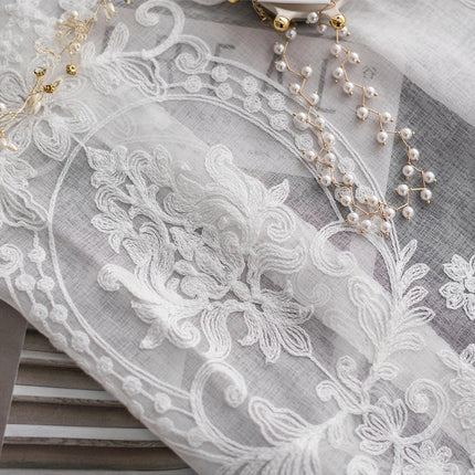 Elegancka firana z klasycznym haftem