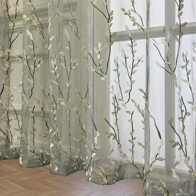 Delikatna firana w haftowane gałązki