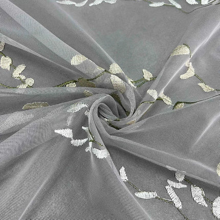 Delikatna firana w haftowane gałązki