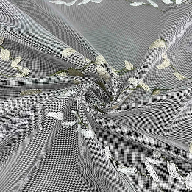 Delikatna firana w haftowane gałązki