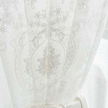Elegancka firana z klasycznym haftem