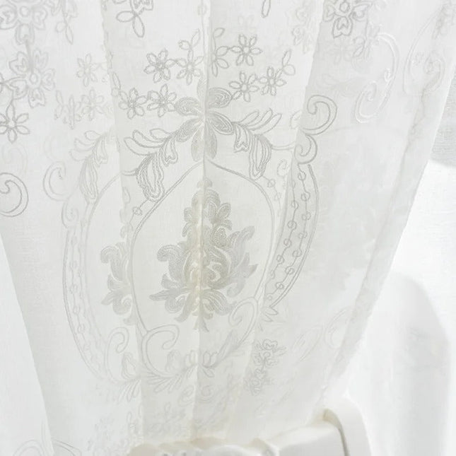 Elegancka firana z klasycznym haftem